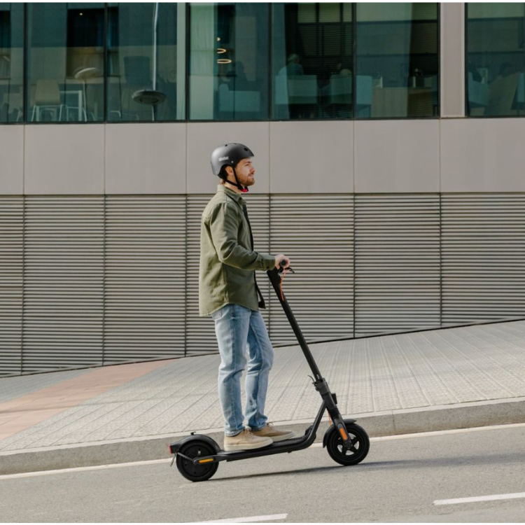 Segway Ninebot F2 Pro Electric Scooter - Performance Commuter Scooter Canada | 32km/hr Speed / 55km Range / 17.7kg / 450W