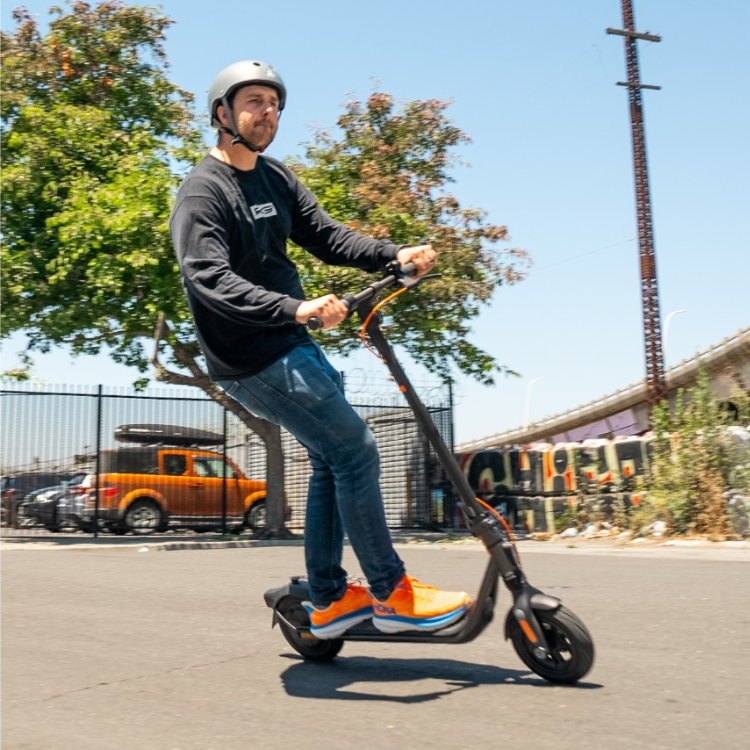 Segway Ninebot F2 Pro Electric Scooter - Performance Commuter Scooter Canada | 32km/hr Speed / 55km Range / 17.7kg / 450W